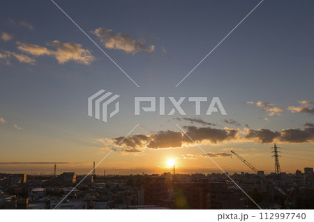 住宅街の上空に広がる朝焼け 日の出 住宅地の朝 早朝 朝焼け 朝日 太陽 住宅街の上空に広がる朝焼け 日の出 住宅地の朝 早朝 朝焼け 朝日 太陽 112997740