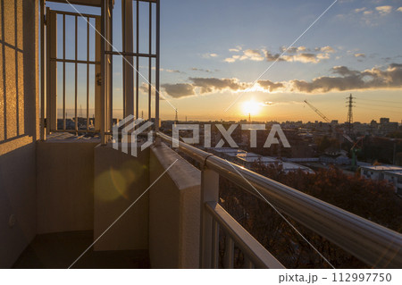 住宅街の上空に広がる朝焼け 日の出 住宅地の朝 早朝 朝焼け 朝日 太陽 住宅街の上空に広がる朝焼け 日の出 住宅地の朝 早朝 朝焼け 朝日 太陽 112997750