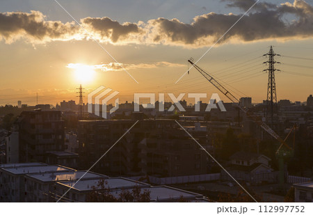 住宅街の上空に広がる朝焼け　日の出　住宅地の朝　早朝　朝焼け　朝日　太陽 112997752