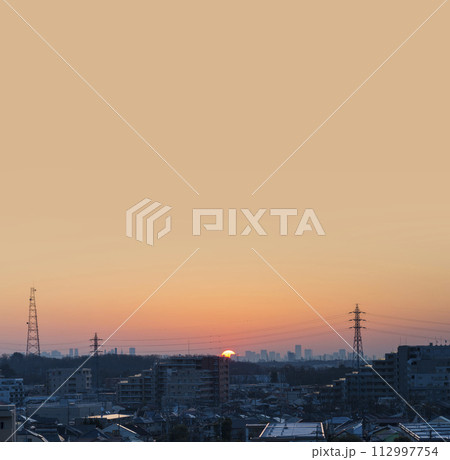 住宅街の上空に広がる朝焼け　日の出　住宅地の朝　早朝　朝焼け　朝日　太陽 112997754