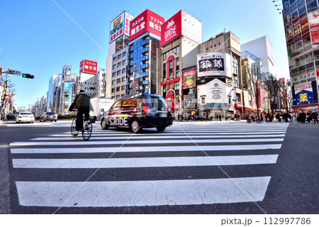 歌舞伎町入口横断舗道風景 歌舞伎町入口横断舗道風景 112997786