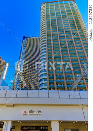 神奈川県　中原区　武蔵小杉駅前の都市風景 112997889