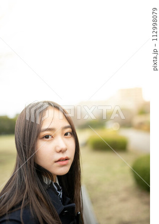 見つめる女子高生 112998079