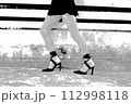 健康的で美しい女性の脚 112998118