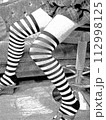 健康的で美しい女性の脚 112998125