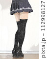 健康的で美しい女性の脚 112998127