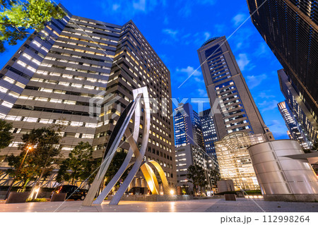 日本の東京都市景観 新景・生まれ変わった大手町駅前。右の円筒形はエレベーター 112998264