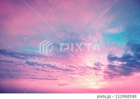 Colorful cloudy flaming purple sky at sunset. Gradient color. Sky texture. Abstract nature background 112998398