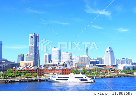 神奈川県横浜市、横浜赤レンガ倉庫とランドマークタワーの風景 神奈川県横浜市、横浜赤レンガ倉庫とランドマークタワーの風景 112998595