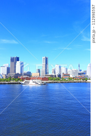 神奈川県横浜市、横浜赤レンガ倉庫とランドマークタワーの風景 神奈川県横浜市、横浜赤レンガ倉庫とランドマークタワーの風景 112998597