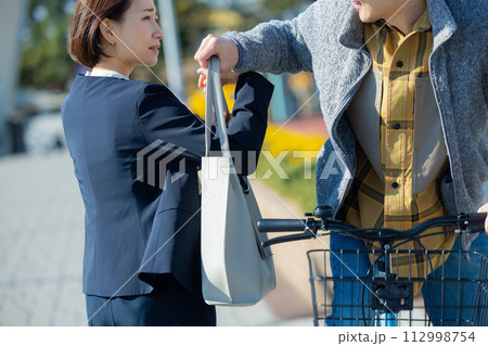 自転車のひったくり犯　 112998754