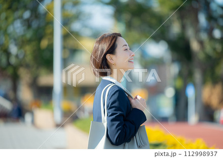 空を見上げるビジネスウーマン 112998937