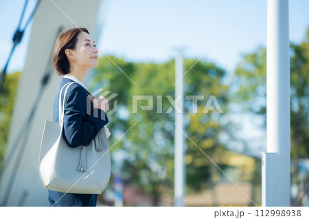 空を見上げるビジネスウーマン 112998938