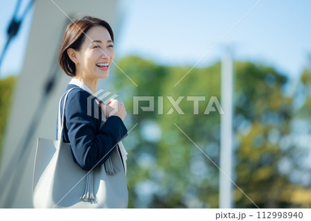 空を見上げるビジネスウーマン 112998940