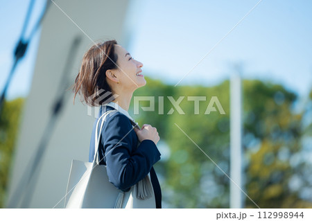 空を見上げるビジネスウーマン 112998944