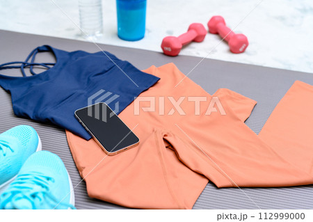 運動始める筋トレ女子のアイテムセットを床のラグに並べて 女性用ウェア 背景素材 バックグラウンド 運動始める筋トレ女子のアイテムセットを床のラグに並べて 女性用ウェア 背景素材 バックグラウンド 112999000