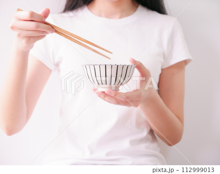 女子 女の子 女性 112999013