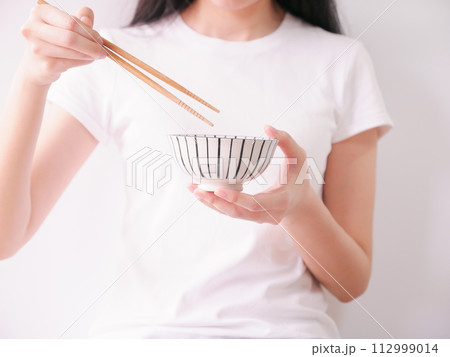 女子 女の子 女性 112999014