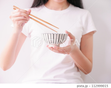 女子 女の子 女性 112999015