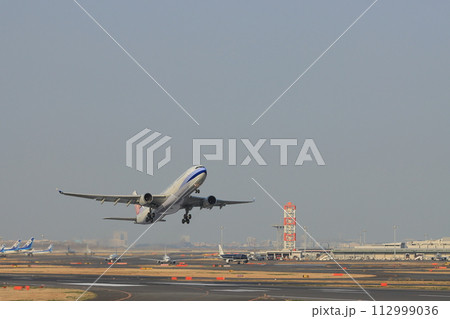 離陸、上昇する旅客機 112999036
