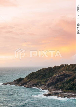 夕焼けの海岸 112999089