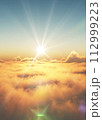 太陽に照らされる雲 112999223