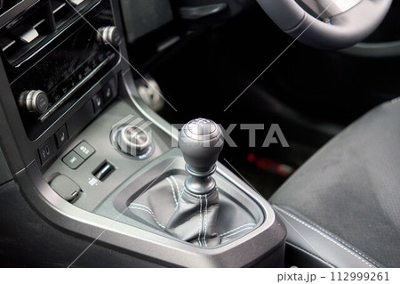 マニュアルトランスミッション車のシフトレバー 112999261