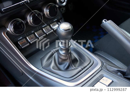 マニュアルトランスミッション車のシフトレバー 112999287