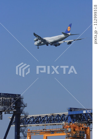 着陸進入する旅客機　 112999318