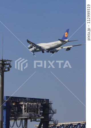 着陸進入する旅客機　 112999319
