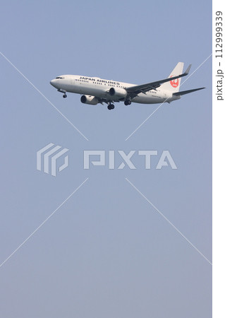 着陸進入する旅客機　 112999339