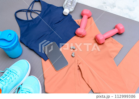 運動始める筋トレ女子のアイテムセットを床のラグに並べて 女性用ウェア 背景素材 バックグラウンド 運動始める筋トレ女子のアイテムセットを床のラグに並べて 女性用ウェア 背景素材 バックグラウンド 112999386