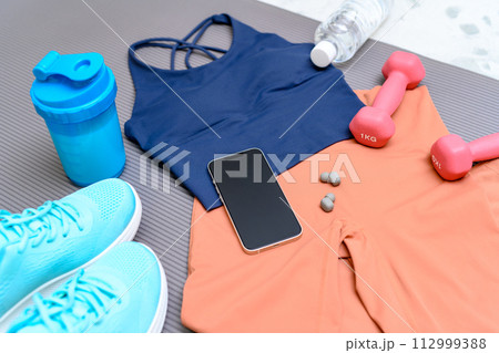 運動始める筋トレ女子のアイテムセットを床のラグに並べて 女性用ウェア 背景素材 バックグラウンド 運動始める筋トレ女子のアイテムセットを床のラグに並べて 女性用ウェア 背景素材 バックグラウンド 112999388