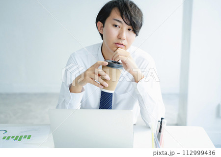 オフィスで仕事をする男性 オフィスで仕事をする男性 112999436