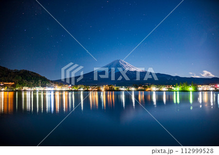 （山梨県）河口湖畔から見る、月明りに照らされた富士山 112999528
