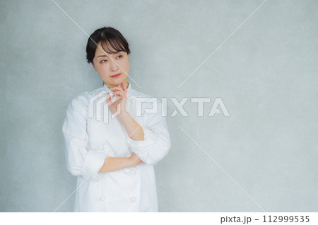 腕組みをするコックコートの女性　　 112999535