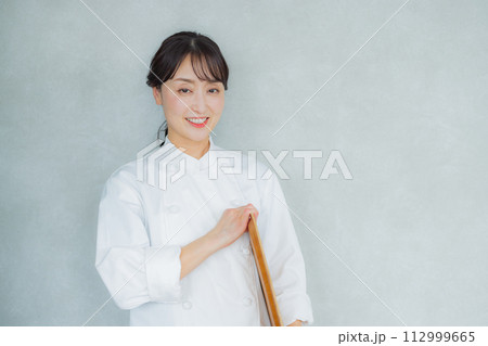 腕組みをするコックコートの女性 腕組みをするコックコートの女性 112999665