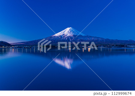 (山梨県)河口湖畔から見る、夜明け前の富士山 (山梨県)河口湖畔から見る、夜明け前の富士山 112999674