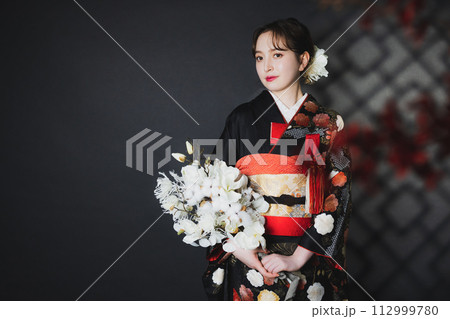 黒い大振袖 黒引き振袖 花嫁衣装 の写真素材 [112999780] - PIXTA