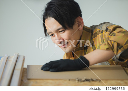 電動ドライバーで作業する若い男性　　 112999886