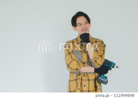 電動ドライバーで作業する若い男性　　 112999896
