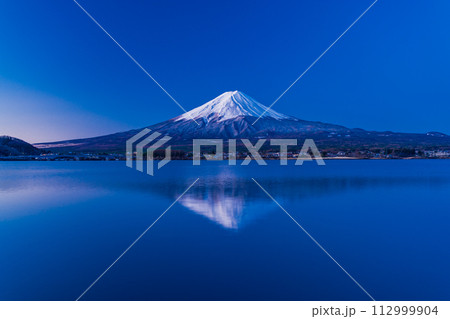 （山梨県）河口湖畔から見る、富士山の夜明け 112999904