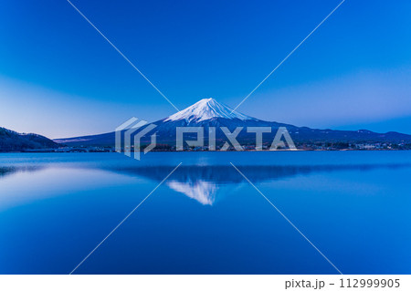 （山梨県）河口湖畔から見る、富士山の夜明け 112999905