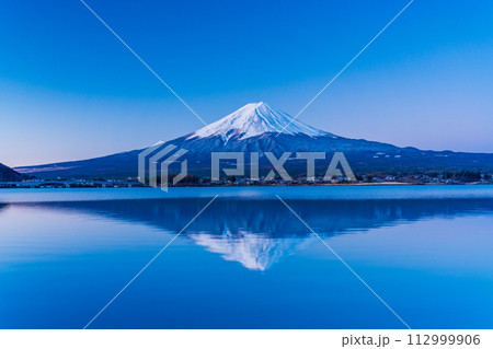 (山梨県)河口湖畔から見る、富士山の夜明け (山梨県)河口湖畔から見る、富士山の夜明け 112999906