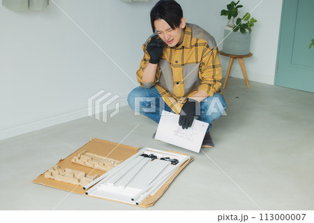 家具を組み立てる男性 113000007