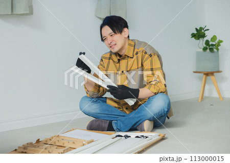 家具を組み立てる男性 113000015