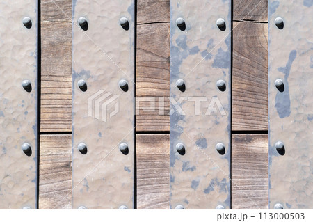 鉄の金具で鋲留めされた木材 鉄の金具で鋲留めされた木材 113000503