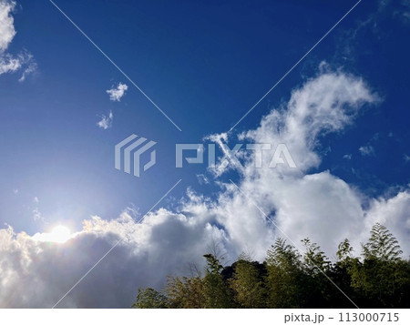 青空に浮かぶ白い雲 113000715