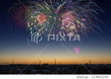 夜空に咲く花火 高く輝く花火大会 花火 夜空 花火イメージ 花火大会 夜空に咲く花火 高く輝く花火大会 花火 夜空 花火イメージ 花火大会 113001249