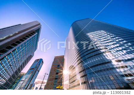 日本の東京都市景観 汐留のオフィス街を望む。画面中央左下に麻布台ヒルズが見える。希望の光 113001382